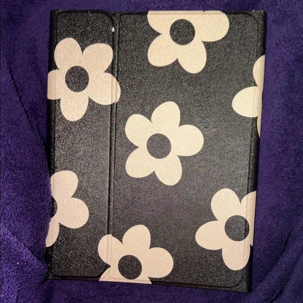 Black/Cream Daisy Print iPad Case/Keyboard